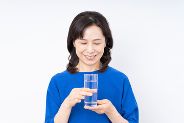 ミネラルウォーターを飲むミドルの女性
