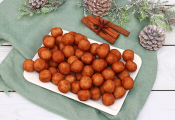 Marzipankartoffeln auf einem Teller traditionelle deutsche Weihnachtssüßigkeit.