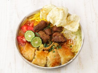 Soto Mie Bogor is famous for its difference from other soup dishes containing noodles. The combination of noodles and vermicelli alone makes it unique, not to mention when you add the beef sengkel and