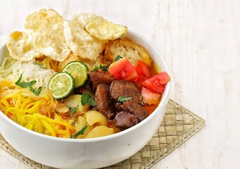 Soto Mie Bogor is famous for its difference from other soup dishes containing noodles. The combination of noodles and vermicelli alone makes it unique, not to mention when you add the beef sengkel and