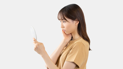 肌トラブルに悩む若い女性