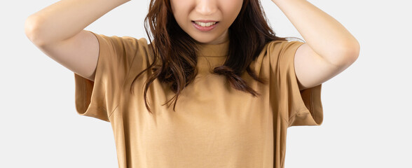 頭を抱えて困る女性