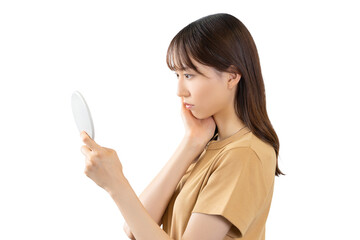 肌トラブルに悩む若い女性（背景透過PNG）