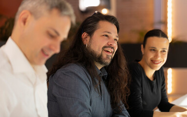 Companies, talk about aspects of their work, during a meeting in the office