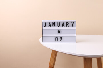 Lightbox calendar with date january 09 on table