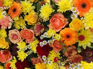 Blumen in gelb und orange Trauerkranz nach Beerdigung auf dem Friedhof mit Rosen, Chrysanthemen und...
