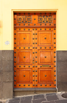 Puerta de tableros de madera con detalles labrados y met&aacute;licos, M&eacute;xico