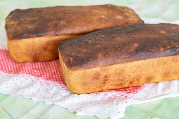 Rustic colonial rye bread. Well-lit image, clear selective focus on the details of the bread texture, conveying tradition, rusticity and homemade flavor.