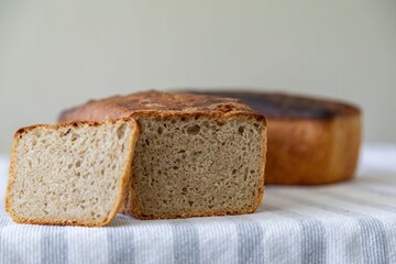 Rustic colonial rye bread. Well-lit image, clear selective focus on the details of the bread texture, conveying tradition, rusticity and homemade flavor.