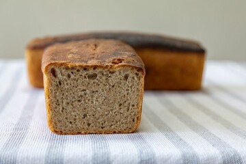 Rustic colonial rye bread. Well-lit image, clear selective focus on the details of the bread texture, conveying tradition, rusticity and homemade flavor.