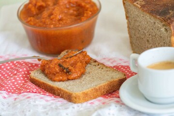 Rustic colonial rye bread, with chimia or pumpkin jam. Well-lit image, clear selective focus on the details of the texture of the bread and the jam, conveying tradition, rusticity and homemade flavor