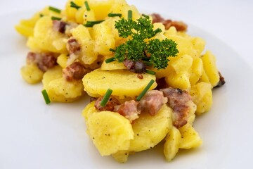 Kartoffelsalat mit Speck, Essig und Öl