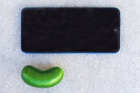 Snackgurke und Handy - Gr&ouml;&szlig;enverh&auml;ltnis