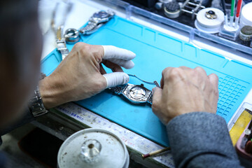 Repairing a wristwatch. Watch repair