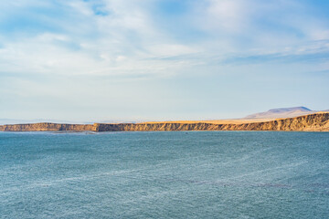Obraz premium Dramatic landscape with the rocky coastline of the Pacific ocean in Paracas National Reserve, Peru.