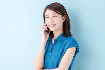 スマホ　女性　ブルーバック