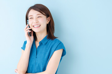 スマホ　女性　ブルーバック
