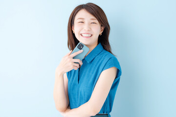 スマホ　女性　ブルーバック