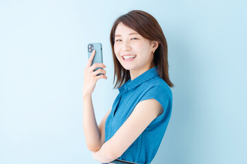 スマホ　女性　ブルーバック
