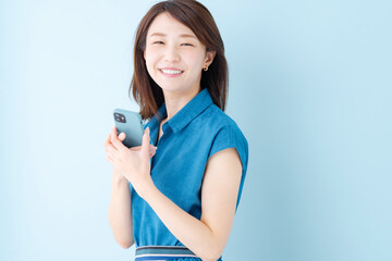 スマホ　女性　ブルーバック