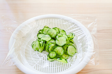 塩もみする胡瓜