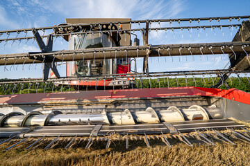 Beeindruckendes Schneidwerk eines roten Mähdreschers - Nahaufnahme.