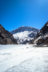 Obraz premium Frozen Lake and snowed mountains in Tajikistan