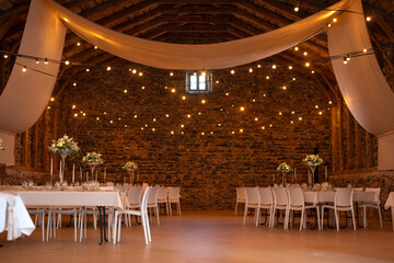 Une salle de réception de mariage dans une grange