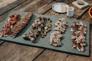 Assortiment de charcuterie et pâté servit sur un plateau 