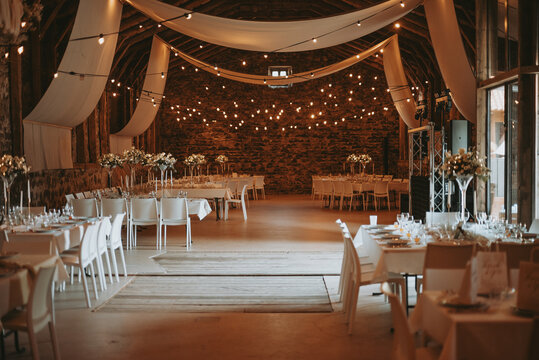 Une salle de r&eacute;ception de mariage dans une grange