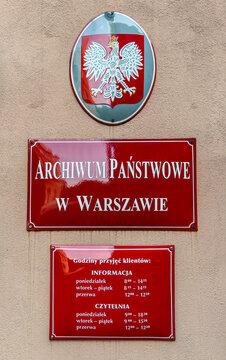 Archiwum Państwowe w Warszawie - instytucja państwowa, tabliczki informacyjne, godło Polski, orzeł w koronie.