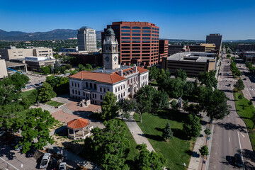 Obraz premium Aerial view of Colorado Springs, Colorado on a summer morning 