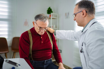 Obraz premium Senior man receives compassionate care from skilled doctor in clinic