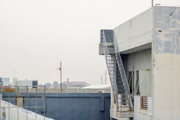 Multi-storey building roof with stairs