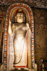 Obraz premium dambulla cave temples, dambulla, caves, buddhism, buddha statues, unesco, world heritage, sri lanka, ceylon