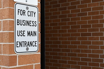 Obraz premium Sign on government building. For city business, use main entrance.