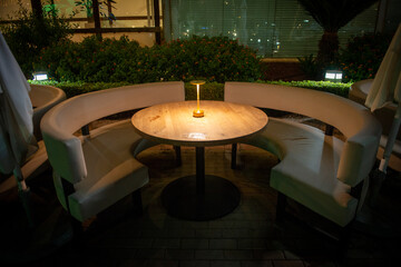 mesa y sillas modernas terraza de restaurante bar