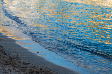 olas suaves en la playa azul al atardecer españa mediterraneo