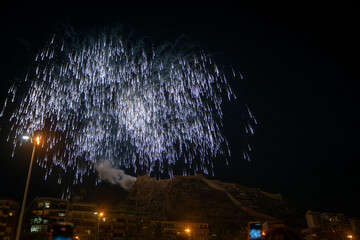 PALMERA DE FUEGOS ARTIFICIALES EN EL CASTILLO DE ALICANTE 2025 NOCHE DE SAN JUAN