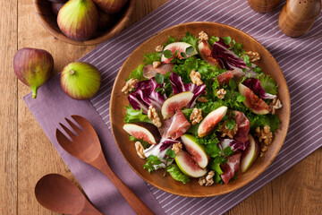 【イチジクのサラダ】秋が旬のイチジクを使ったサラダ。相性良い生ハムとクレソン等の野菜を和え胡桃を散らしました。バルサミコ酢をかけて美味しくいただきます。