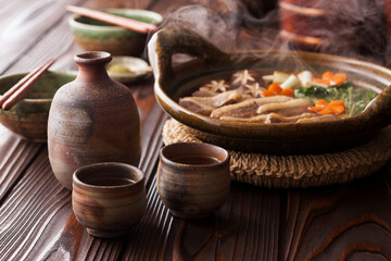 【日本酒イメージ】鴨鍋と楽しむ日本酒（熱燗）。寒い季節に嬉しい燗酒です。冬の晩酌。