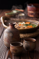 【日本酒イメージ】鴨鍋と楽しむ日本酒（熱燗）。寒い季節に嬉しい燗酒です。冬の晩酌。