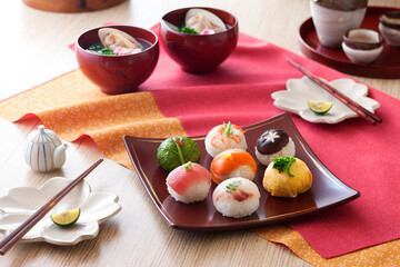 【手まり寿司】3月3日「桃の節句」ひな祭り。女の子の成長を喜ぶお祝いの行事。春らしく彩り豊かな「手まり寿司」でお祝いです。