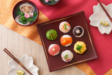 【手まり寿司】3月3日「桃の節句」ひな祭り。女の子の成長を喜ぶお祝いの行事。春らしく彩り豊かな「手まり寿司」でお祝いです。