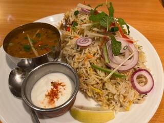 美味しそうなインド料理のチキンビリヤニ