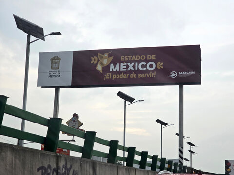 Tlalnepantla, Edomex, Mexico - Jun 12 2025: Sign that says State of Mexico, the power to serve in Spanish in the municipality of Tlalnepantla, State of Mexico