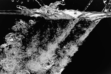黒の背景に水中に舞い上がるたくさんの気泡.