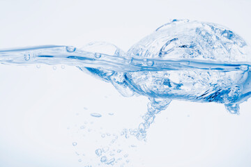 白の背景に水中に舞い上がるたくさんの気泡.
