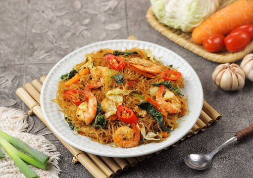 Bihun goreng. Fried vermicelli, fried bee hoon or fried mee hoon refers to a fried noodle dish cooked with vermicelli in Indonesian and Malay.