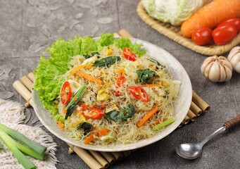Bihun goreng. Fried vermicelli, fried bee hoon or fried mee hoon refers to a fried noodle dish cooked with vermicelli. Vermicelli with vegetable filling, scrambled eggs, shredded chicken and shrimp